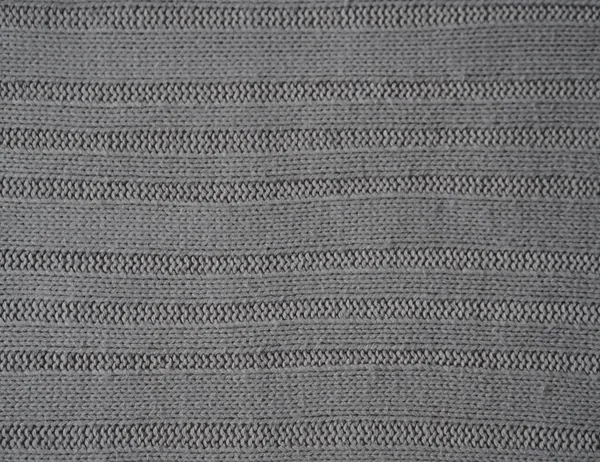 Gebreide stof textuur. Grijs. Eenvoudig breien met lussen voor en achter. Breien op de breinaalden. Horizontale lijnen. — Stockfoto