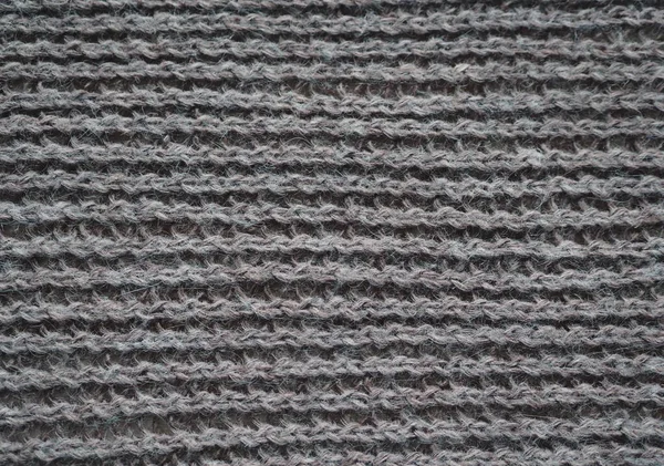 Strickstoff-Textur. Grau. einfaches Stricken mit vorderen und hinteren Schlaufen. Stricken auf den Stricknadeln. horizontale Linien. — Stockfoto