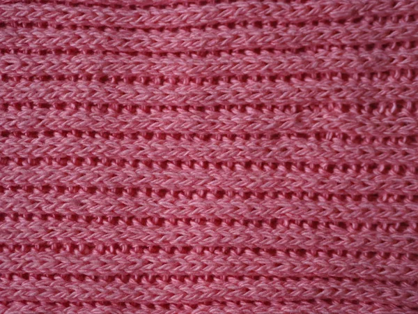 Gebreide stof textuur. Roze kleur. Engels breien met lussen voor en achter. Breien op de breinaalden. Horizontale lijnen. — Stockfoto
