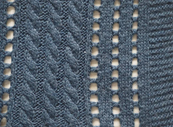 Knitted fabric texture. Blue color. Knitting on the knitting needles. Combined openwork knitting. Knitted background. — ストック写真