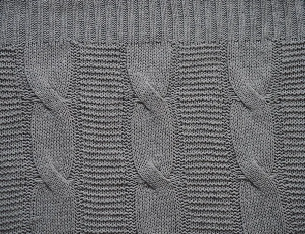 Knitted fabric texture. Gray. Simple knitting with front and back loops. Knitting on the knitting needles. Horizontal lines. — Stock Photo, Image