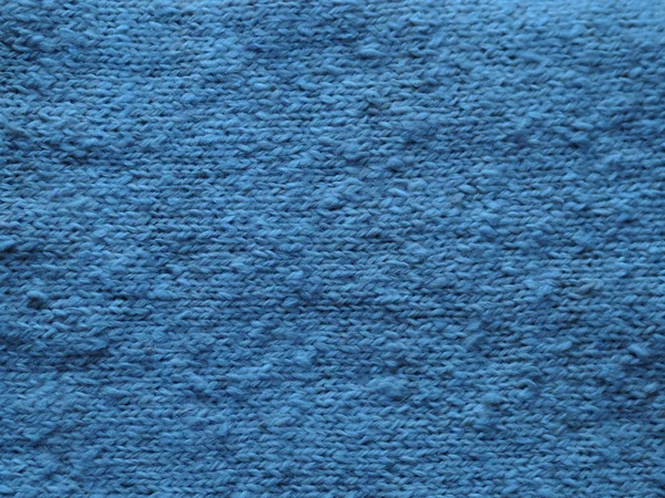 Baju rajutan biru wol, rajutan dari kulit domba yang berputar sendiri . — Stok Foto