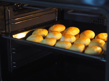 Yumurtalı ve yeşil soğanlı ev yapımı kekler. Tahta beyaz kırsal masa. Fırında pişirilmiş..
