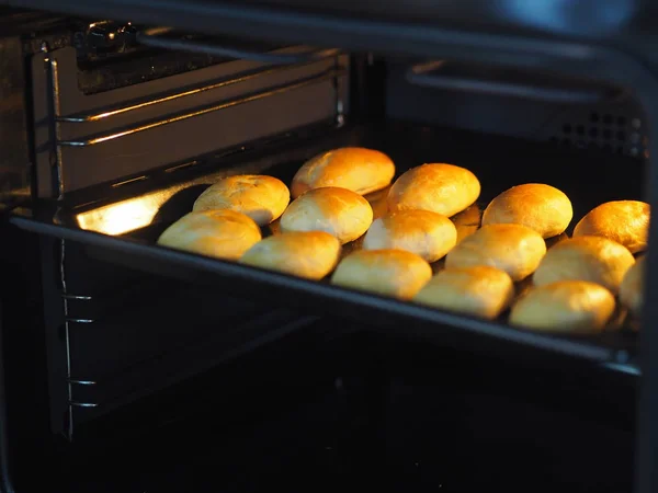 Bolos caseiros com ovo e cebola verde. Mesa rústica branca de madeira. Cozido no forno . — Fotografia de Stock