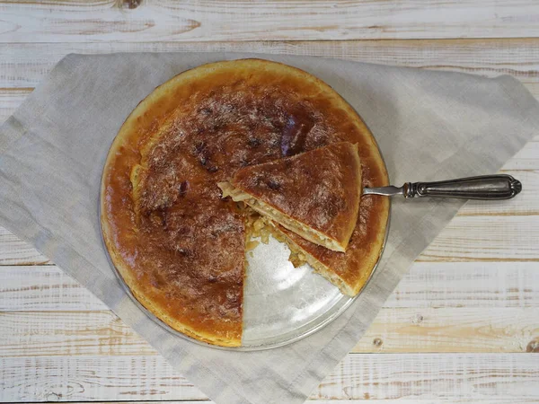 Tarte maison ronde au chou et brochet de rivière. Table rustique en bois blanc. Aliments faits maison . — Photo