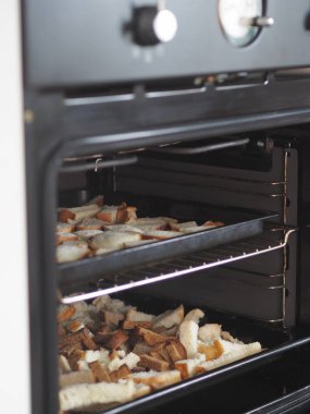 Ev yemeği. Fırında ekmek kırıntıları siyah bir tepside. Vejetaryen. Hıristiyan oruç.