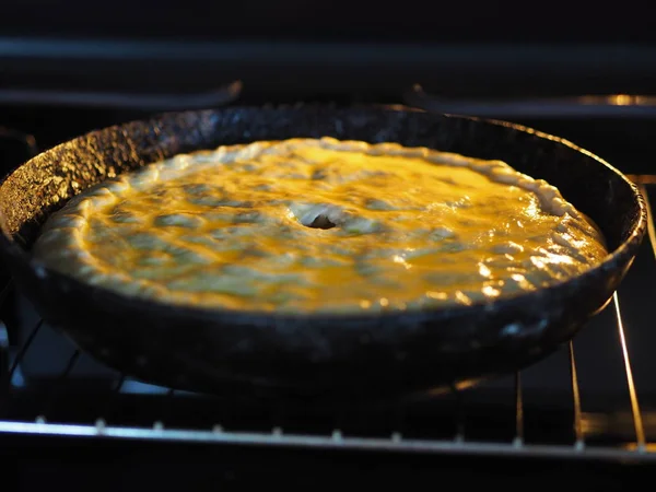 Tarte maison ronde au chou et brochet de rivière. Table rustique en bois blanc. Aliments faits maison . — Photo