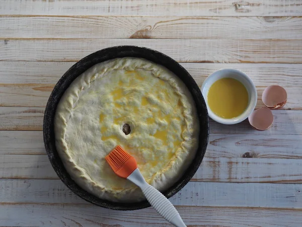 Круглый домашний пирог с капустой и речной щукой. Готовить. Желточный пирог с яичным желтком. Домашняя еда . — стоковое фото