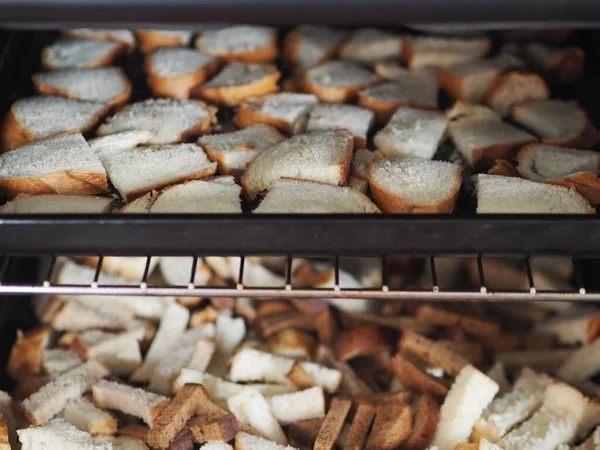 Cocina casera. Seque las migas de pan en el horno en una bandeja negra para hornear. Vegetariano. Ayuno cristiano . —  Fotos de Stock