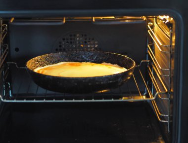 Yuvarlak ev yapımı balkabaklı turta, doğranmış ceviz, tepside pişirmek için çırpılmış yumurta ve şekerle kaplı fırın. Ev yapımı pişirme..