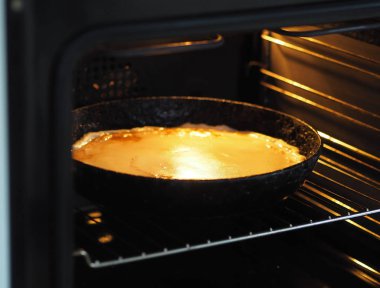 Yuvarlak ev yapımı balkabaklı turta, doğranmış ceviz, tepside pişirmek için çırpılmış yumurta ve şekerle kaplı fırın. Ev yapımı pişirme..