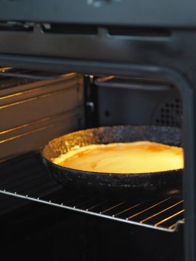 Yuvarlak ev yapımı balkabaklı turta, doğranmış ceviz, tepside pişirmek için çırpılmış yumurta ve şekerle kaplı fırın. Ev yapımı pişirme..