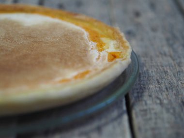 Yuvarlak ev yapımı balkabaklı turta, doğranmış ceviz, çırpılmış yumurtaya şeker. Ahşap kırsal arka plan. Ev yapımı pişirme..