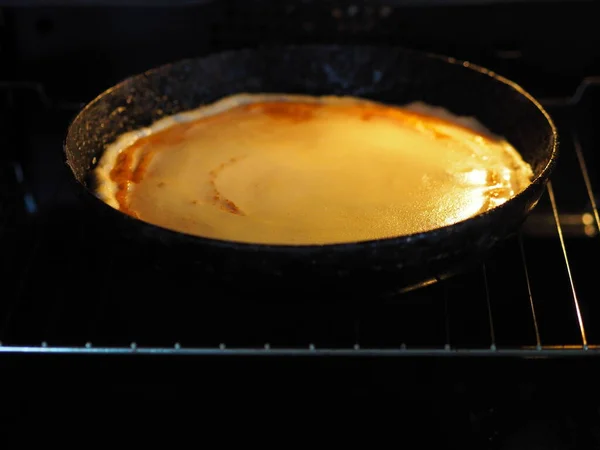 Tarte maison ronde à la citrouille, noix hachées, garnie d'œufs battus avec du sucre dans une casserole au four pour la cuisson. Cuisson maison . — Photo