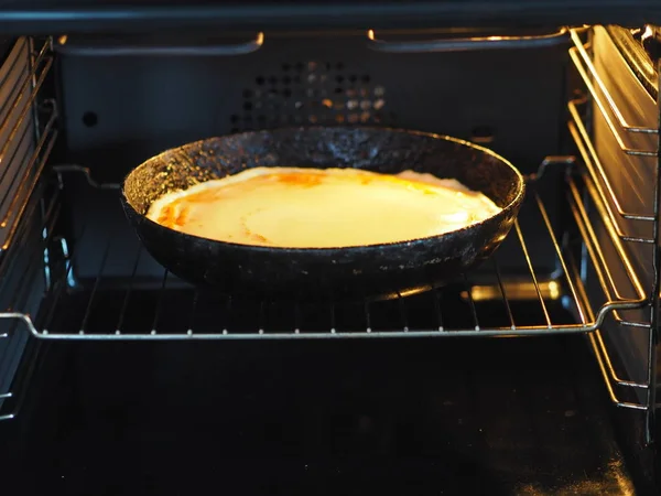 Pastel casero redondo con calabaza, nueces picadas, cubierto con huevos batidos con azúcar en una sartén en el horno para hornear. Hornear en casa . —  Fotos de Stock