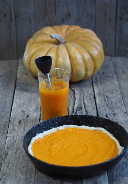 Round homemade pie with pumpkin. Stage of cooking. We spread the filling. Wooden rustic background. Homemade baking. — 스톡 사진