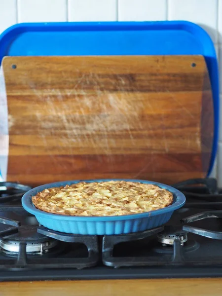 Відкрийте домашній пиріг з яблуками та червоною смородиною. Романтична кухня. Блакитна кава на дерев'яній стільниці. Класична кухня . — стокове фото