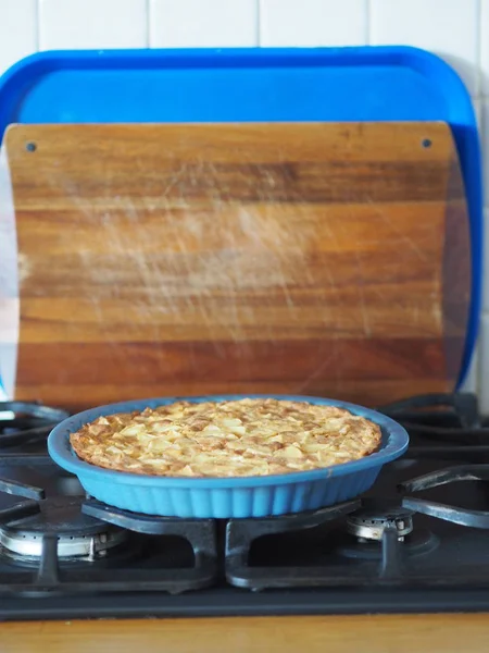 Pastel casero abierto con manzanas y grosellas rojas. Cocina rústica. Servicio de café azul en una encimera de madera. Cocina rústica . —  Fotos de Stock