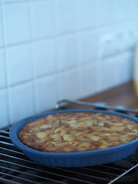 Open zelfgemaakte taart met appels en rode bessen. Rustieke keuken. Blauwe koffie service op een houten aanrecht. Rustieke keuken. — Stockfoto
