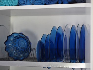 Mutfak çarşafları ve yemek takımları için bir dolap. Kurutucu. Kırsal mutfak..