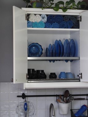 Mutfak çarşafları ve yemek takımları için bir dolap. Kurutucu. Kırsal mutfak..