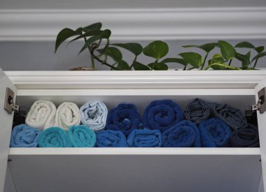 Mutfak çarşafları ve yemek takımları için bir dolap. Kurutucu. Kırsal mutfak..