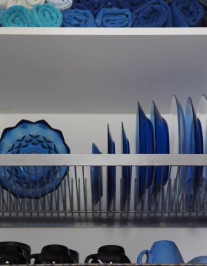 Mutfak çarşafları ve yemek takımları için bir dolap. Kurutucu. Kırsal mutfak..