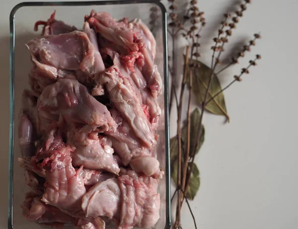 Guisado de carne de coelho cru em uma bandeja de cozimento de vidro. Cortamos o coelho em pedaços. Cozinhar em casa, cozinhar em casa . — Fotografia de Stock