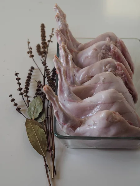 Φασκόμηλο ωμό κρέας κουνελιού σε ένα γυάλινο ταψί. Σπιτικό μαγείρεμα, μαγείρεμα στο σπίτι. — Φωτογραφία Αρχείου