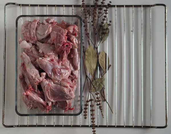 Guisado de carne de coelho cru em uma bandeja de cozimento de vidro. Cortamos o coelho em pedaços. Cozinhar em casa, cozinhar em casa . — Fotografia de Stock