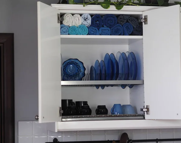 Шкаф для хранения посуды и кухонного белья. Сушилка. Сельская кухня . — стоковое фото