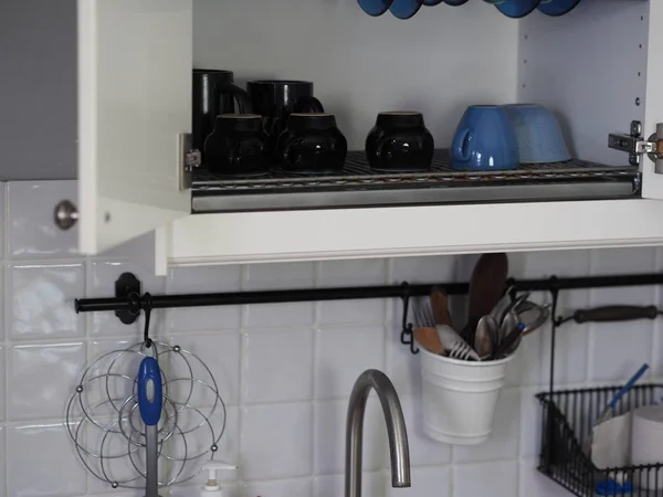 Armadio per riporre pentole e biancheria da cucina. Asciugatrice. Cucina rustica . — Foto Stock
