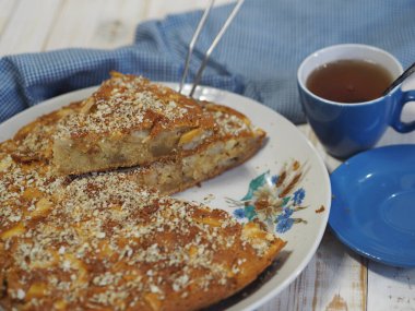 Ezilmiş cevizli dilimlenmiş elmalı turta. Ev yapımı pişirme..