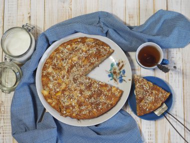 Ezilmiş cevizli dilimlenmiş elmalı turta. Ev yapımı pişirme..