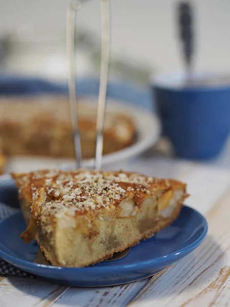 Кусочек яблочного пирога с измельченными грецкими орехами. Домашняя выпечка . — стоковое фото