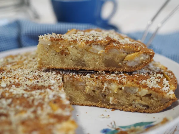 Кусочек яблочного пирога с измельченными грецкими орехами. Домашняя выпечка . — стоковое фото