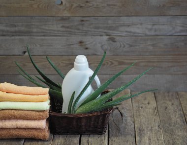 Çevre dostu doğal deterjan kavramı. Deterjan ve temizleyiciler ahşap bir arka planda aloe vera bitkisi ile keten için sarmaşıktan alınan doğal bir sepet. Köy.