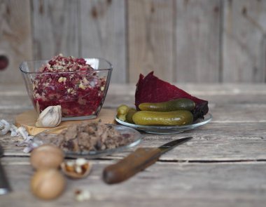 Salata, pancar, ciğer, fındık ve turşu. Ev mutfağı. Ahşap antik arkaplan.