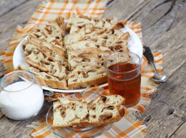 Ev yapımı pişirme. Geleneksel elmalı turta, kurutulmuş elmalı kek, ahşap bir masada sunulan yakın plan. Ev yemeği..