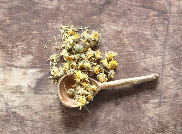 Getrocknete Blumen Calendula und aufgebrühten Heiltee auf einem alten Holztisch. Ernte für den Winter. — Stockfoto