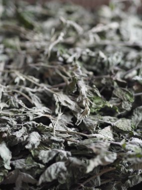 Kuru şifalı bitkisel limon merhemi, nane. Ahşap antik arka plan. Sağlık için bitki çayı..