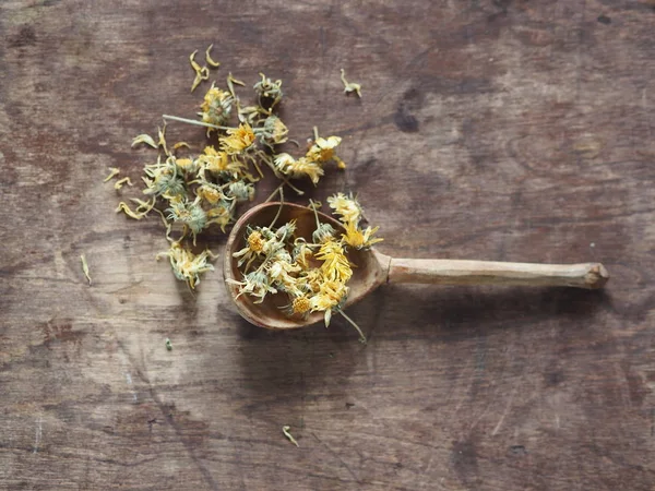 Flores secas caléndula y té medicinal elaborado en una antigua mesa de madera. Cosecha para el invierno . — Foto de Stock