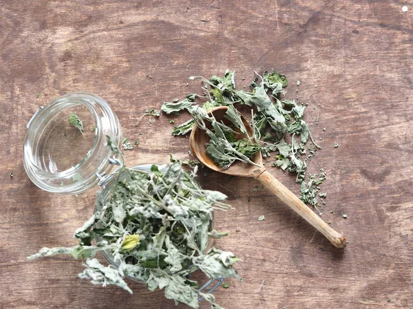 Сухий лікувальний трав'яний лимонний бальзам, м'ята. Дерев'яний стародавній фон. Трав'яний чай для здоров'я . — стокове фото