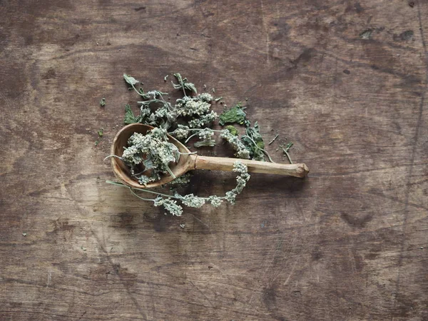 Dry medicinal herb lemon balm, mint. Wooden ancient background. Herbal tea for health. — Stock Photo, Image