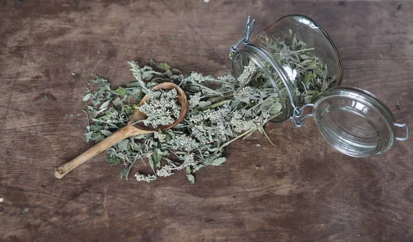 乾燥薬草レモンバーム、ミント。木製の古代の背景。健康のためのハーブティー. — ストック写真