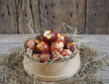 Paskalya. Paskalya soğanı kabuğu için yumurta boyamak. Geleneksel doğal renklendirme yöntemi. Tahta bir arka planda kamışla elek içindeki yumurtalar.