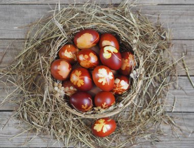 Paskalya. Paskalya soğanı kabuğu için yumurta boyamak. Geleneksel doğal renklendirme yöntemi. Tahta bir arka planda kamışla elek içindeki yumurtalar.