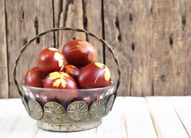 Paskalya. Paskalya soğanı kabuğu için yumurta boyamak. Geleneksel doğal renklendirme yöntemi. Ahşap arka planda yumurtalar. Metal vazo.