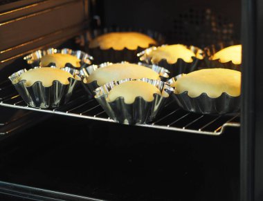 Evde paskalya pastası pişiriyorum. Paskalya pastaları için taze hamur işi. Kurabiye keskisi ve ahşap arka planda..