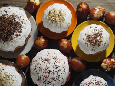 Paskalya. Evde paskalya pastası pişiriyorum. Eski ahşap bir arka planda doğal serpintiler ve renkli yumurtalarla Paskalya pişirme.